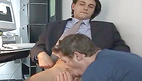 Mature woman awaitor benz in bed