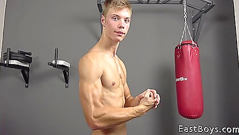 Hotie enjoys anal fucking