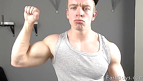 Teeny gets her pussy eating by peachy